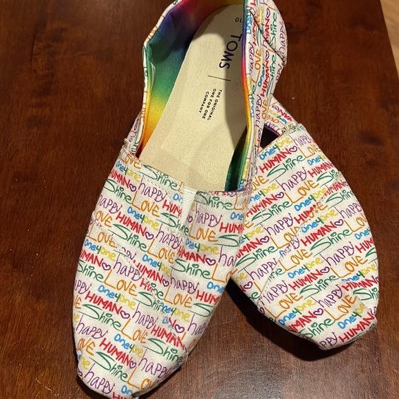 Toms Womens Size 10 HappyDay Alpartaga Unity Pride Shoe - Rainbow colors - Picture 2 of 8